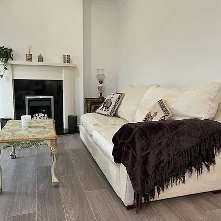 Cosy 2 Double Bed Apartment Swords