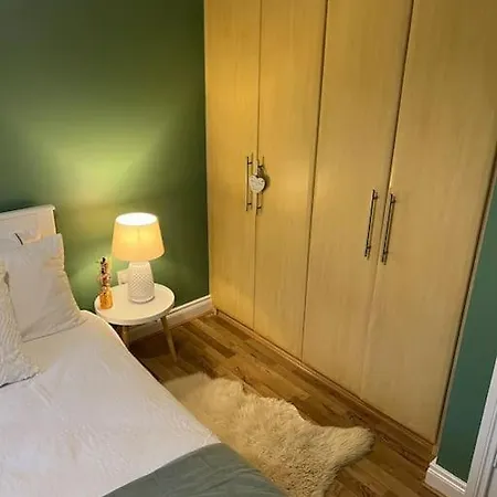 Cosy 2 Double Bed Apartment *