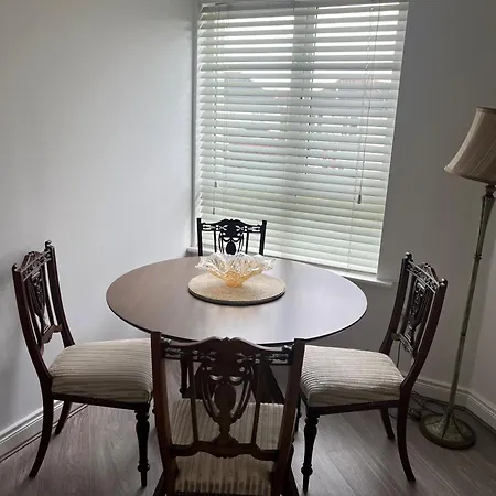 Cosy 2 Double Bed Apartment *